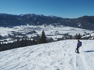 Fototapeta na wymiar Schneeschuhwandern in Bayern
