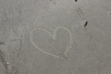 Fototapeta na wymiar Heart in the sand