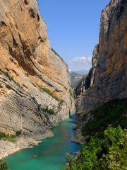 Fototapeta na wymiar Sierra de montsec gorges et falaise en espagne aragon avec eau turquoise et montagne