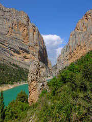 Sierra de montsec gorges et falaise en espagne aragon avec eau turquoise et montagne