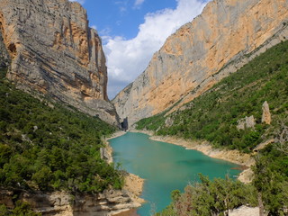 Sierra de montsec avec lac aux eau turquoise falaise et gorges en espagne pour randonner