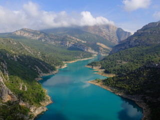 Fototapeta na wymiar Sierra de montsec avec lac aux eau turquoise falaise et gorges en espagne pour randonner