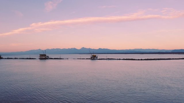 Foce del fiume Arno nel mare Tirreno al tramonto.