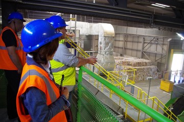 Usine de recyclage des cartons de déchets, décheterie pour les ordures à recycler
