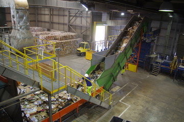 Usine de recyclage des cartons de déchets, décheterie pour les ordures à recycler