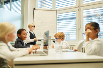 Gruppe Kinder spielt Business Team Meeting