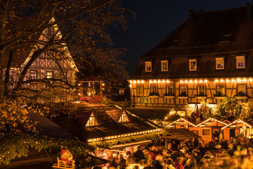 Fachwerkhaus mit Weihnachtsbeleuchtung. während des Altdeutschen Weihnachtsmarkts in Bad Wimpfen...