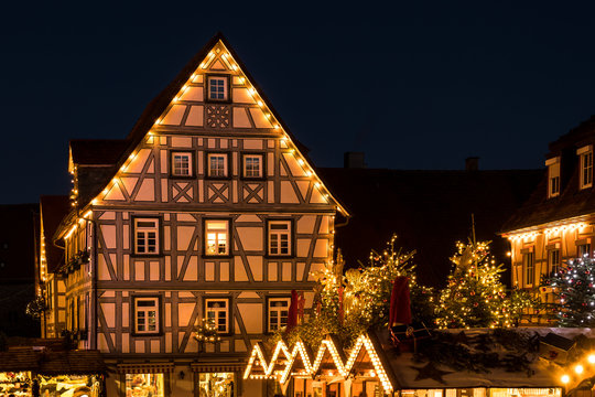 Fachwerkhaus mit Weihnachtsbeleuchtung. während des Altdeutschen Weihnachtsmarkts in Bad Wimpfen im Landkreis Heilbronn in Baden-Württemberg.