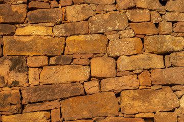 Muro de piedra al sol