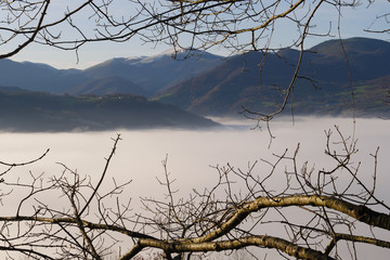 Obraz premium Niebla baja desde una montaña