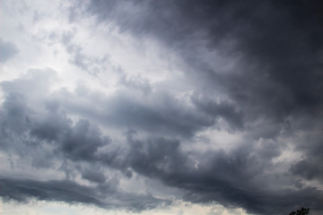 A stunning gray sky. A gray sky. The storm is approaching.