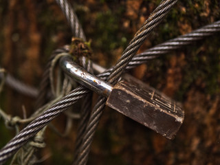 Candado y cable de acero