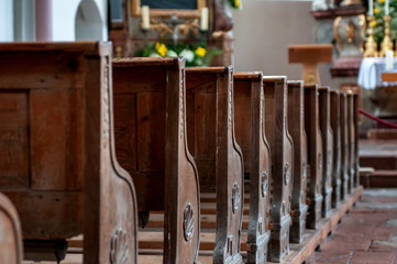 Kirchenbänke in einer Kirche