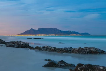 Cercles muraux Montagne de la Table scenic view of table mountain cape town south africa from blouberg with city lights at night