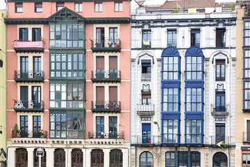 Typische Häuserfassade in Bilbao, Baskenland