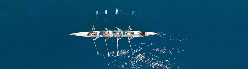 Crédence de cuisine en verre imprimé Best-sellers Sport Vue panoramique de dessus de drone aérien d& 39 athlètes synchrones d& 39 aviron de canoë sportif en compétition dans un lac exotique tropical