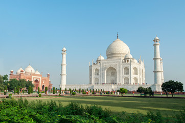 Fototapeta na wymiar Taj Mahal mausoleum and Kau Ban Mosque on the left (Agra, India)