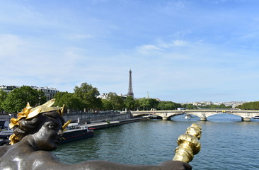 Obraz premium Tour Eiffel from Pont Alexandre III with bronze sculpture detail. Paris, France.