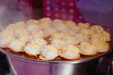 Fresh steamed oysters with vermicelli