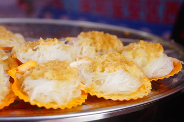 Fresh steamed oysters with vermicelli