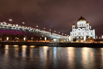 Obraz premium Night View Moscow Cathedral of Jesus Christ the Saviour with Patriarshiy Bridge, Russia