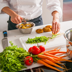 Kartoffelschälen in der Küche
