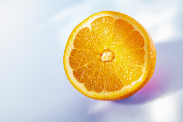 saftige halbe aufgeschnitte Orange auf hellem Grund