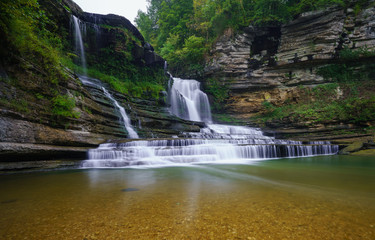 Fototapeta na wymiar Waterfall in Cummins Falls State Park, Tennessee
