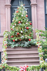 Fototapeta na wymiar Christmas tree in front of a house in New York City