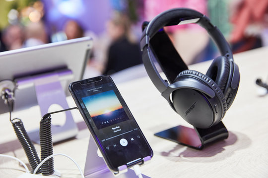 K&Ouml;LN, September 2019: Spotify App auf iPhone neben Bose Kopfh&ouml;rer