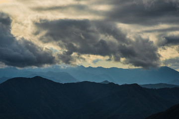 秋の日塩もみじライン　Leaves change color in the autumn.