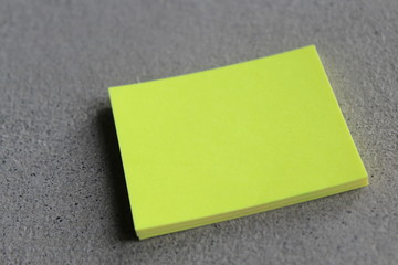 Post-it giallo su tavolo il pietra