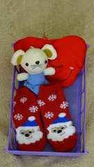 Мышонок в кроватке с подарками в ожидании встречи Нового года.