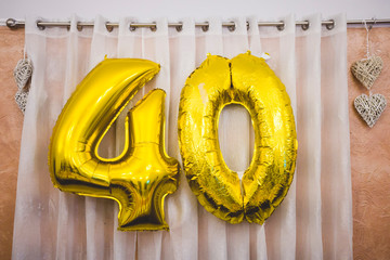 Balony złote - symbol 40, balony urodzinowe.