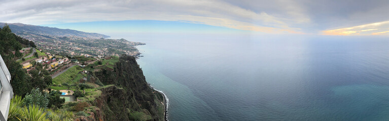 Fototapeta na wymiar Blick über die Küste von Madeira mit Blick aufs Meer