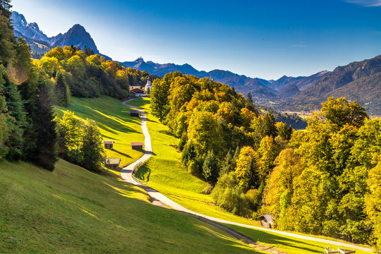 Wamberg mit kleiner KIrche in herbstlichen Farben