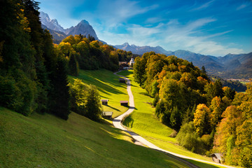 Wamberg mit kleiner KIrche in herbstlichen Farben