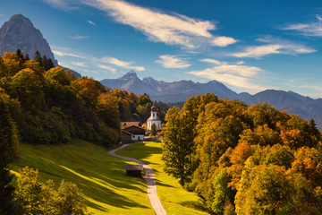 Wamberg mit kleiner KIrche in herbstlichen Farben