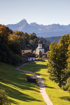 Wamberg mit kleiner KIrche in herbstlichen Farben
