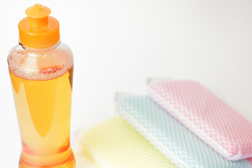 洗剤とスポンジ　食器洗いのイメージ