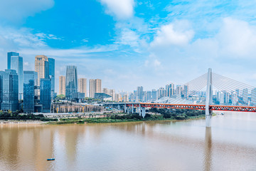 Obraz premium Wysokie budynki i most Dongshuimen w Chongqing w Chinach