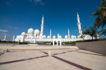 Fototapeta na wymiar Abu Dhabi Sheikh Zayed Mosque on a sunny day, external view