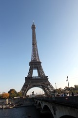Fototapeta na wymiar A glimpse of the Eiffel tower during an autumn evening