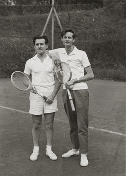 FOTO VINTAGE CON DUE TENNISTI IN POSA