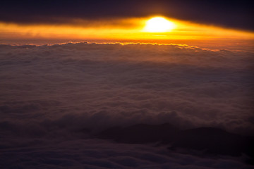 Fototapeta na wymiar Dawn seen from the sky amid clouds.