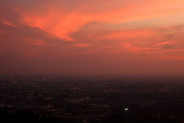 The orange-red sky and the blurry city blurred in the twilight time.
