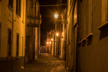 atmosphärische Stimmung in beleuchteter Straße bei Nacht