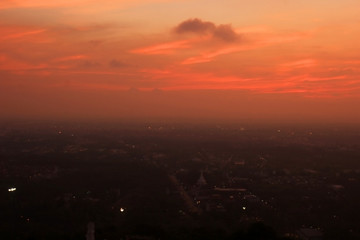 The orange-red sky and the blurry city blurred in the twilight time.