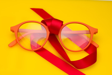 Regalar salud, regalar unas buenas gafas o lentes a las personas queridas que no ven bien o no...