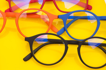 Gafas para regalar; regalar salud a los seres queridos; lentes con cristales graduados que nos facilitan la lectura y la visión en general
